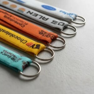 Cintas lanyards sublimadas personalizadas para empresas con terminación en argolla sin fin metálica y costura reforzada de MD Promo.