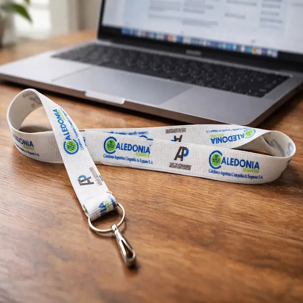 Primer plano de la calidad de impresión por sublimación en un lanyard personalizado de MD Promo.
