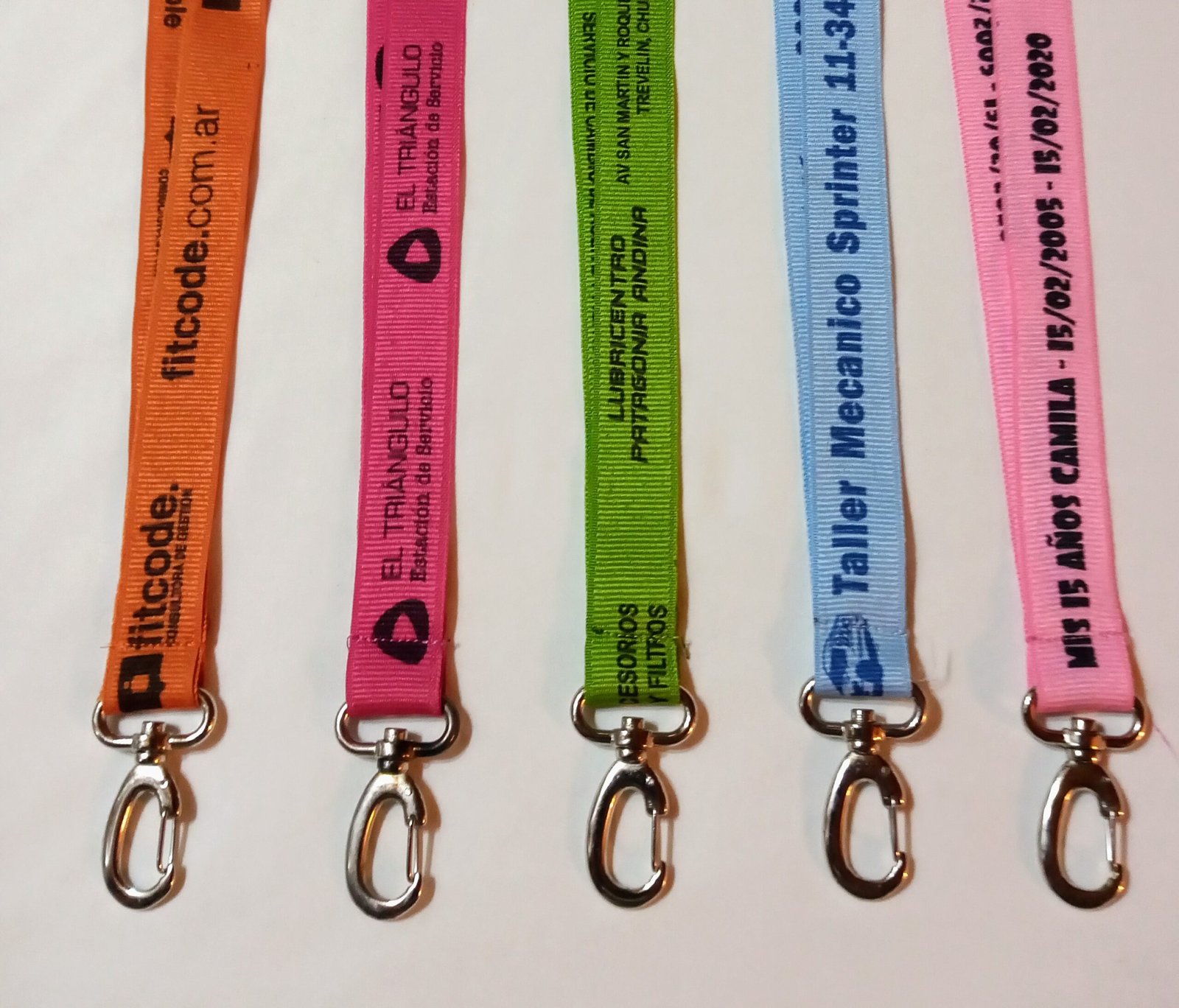 Lanyard personalizado premium con mosquetón superior reforzado de fabricación directa.