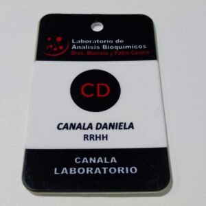 Credencial de PVC rígido blanca personalizada con logo e identificación del personal de tu empresa, con perforación para colgar.