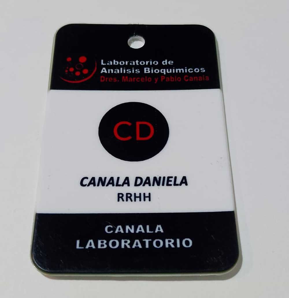 Credencial de PVC rígido blanca personalizada con logo e identificación del personal de tu empresa, con perforación para colgar.