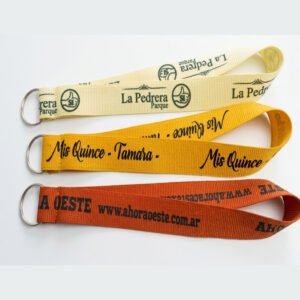 Llaveros cortos de cinta personalizados con logos de empresas impresos y sujeción de argolla metálica sin fin sobre un fondo claro