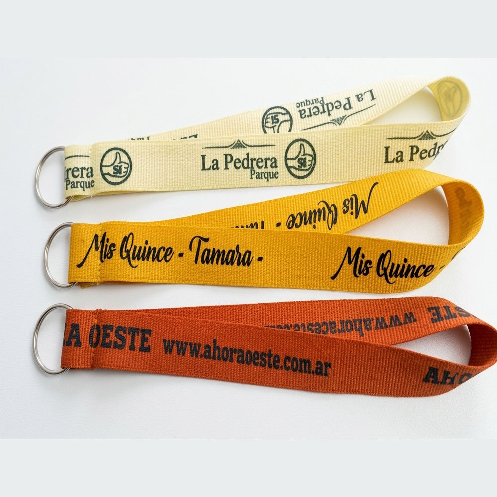 Llaveros cortos de cinta personalizados con logos de empresas impresos y sujeción de argolla metálica sin fin sobre un fondo claro