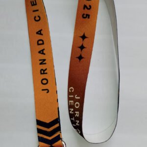 Lanyards corporativos premium con sujeción superior e impresión personalizada full color.