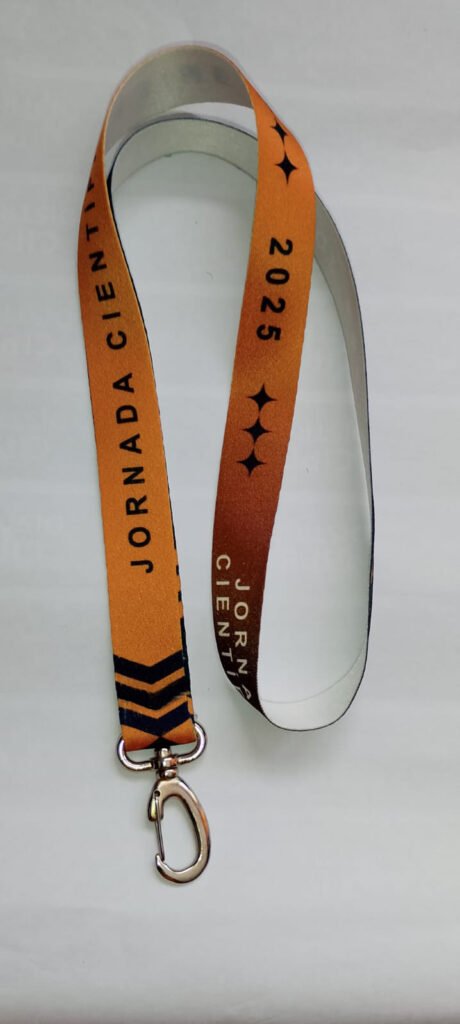 Lanyards corporativos premium con sujeción superior e impresión personalizada full color.