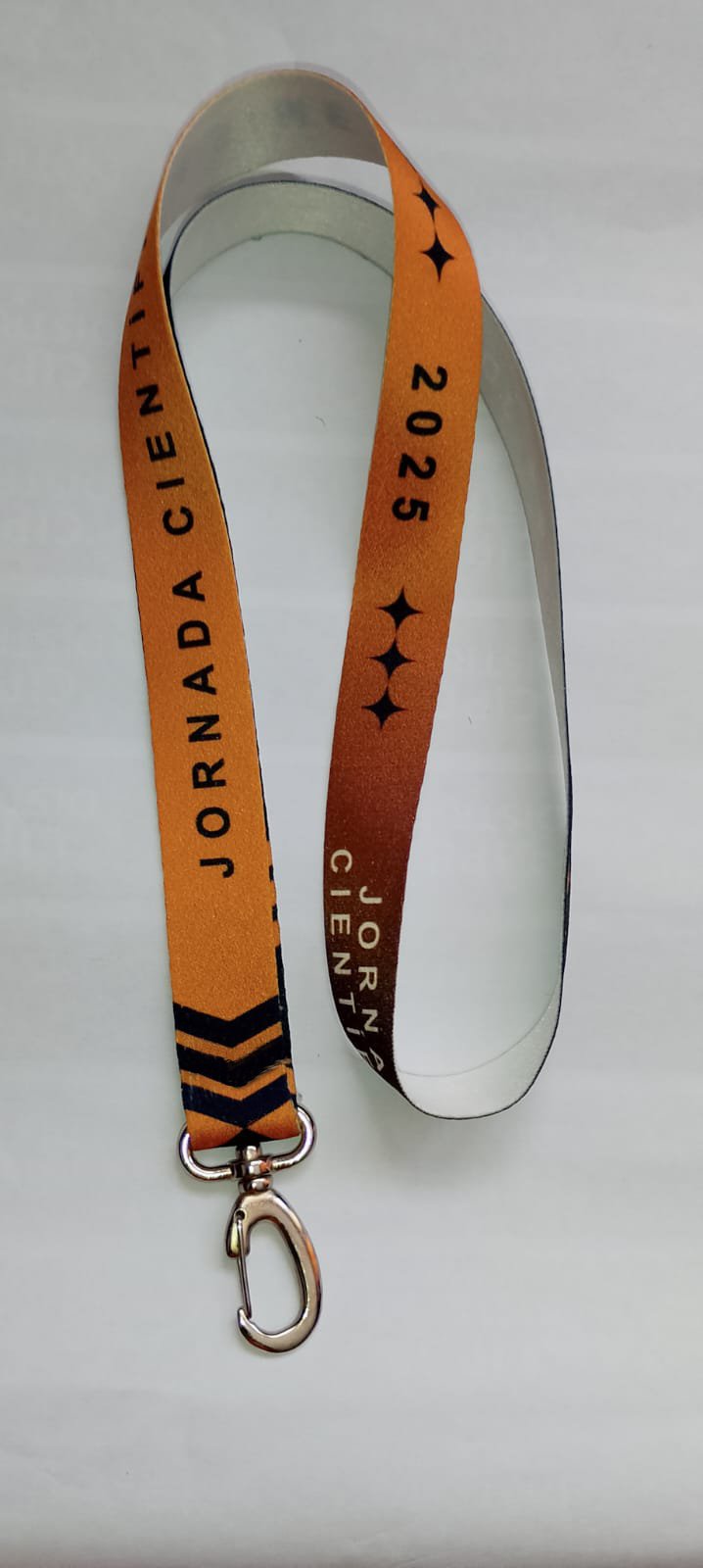 Lanyards corporativos premium con sujeción superior e impresión personalizada full color.
