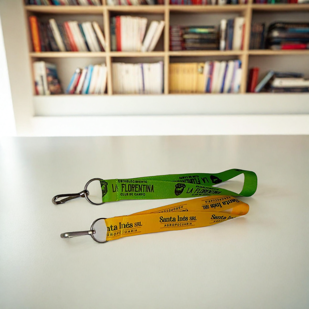Lanyard corto de color con personalización del logo con mosquetón metálico