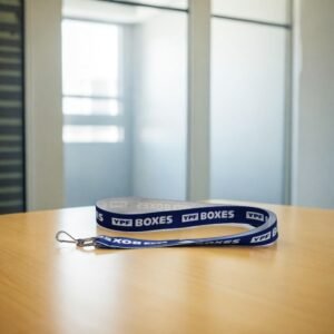 Cintas portacredenciales de raso premium personalizadas con mosquetón metálico.